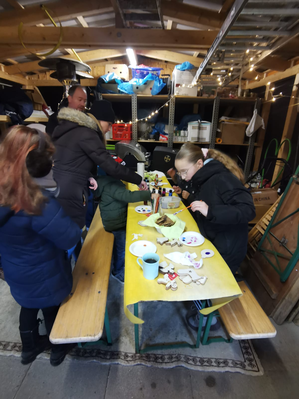 Kinder beim Basteln von Schmuck für den Weihnachtsbaum